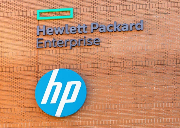 Firma en la pared del edificio de oficinas de HP Suiza — Foto de Stock