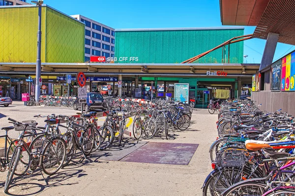 Bicicletas aparcadas en la estación principal de Zurich —  Fotos de Stock