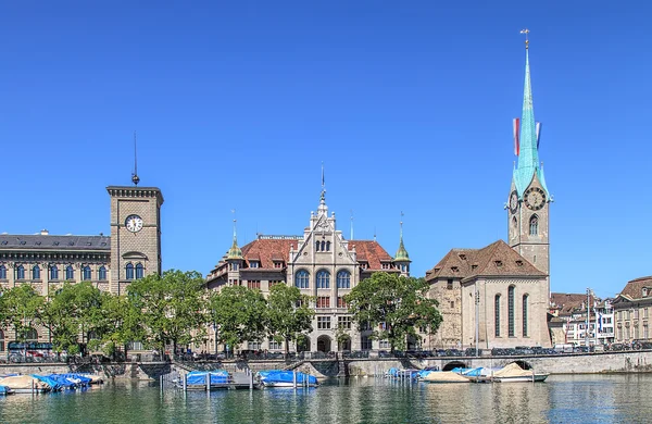 Binalar üzerinde Stadthausquai quay Zurich, İsviçre — Stok fotoğraf