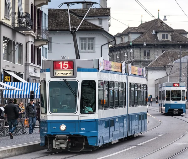 Tramwaj na nabrzeżu Limmatquai w Zurychu, Szwajcaria — Zdjęcie stockowe