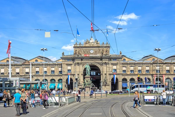 Curych Hlavní nádraží, pohled z ulice Bahnhofstrasse — Stock fotografie