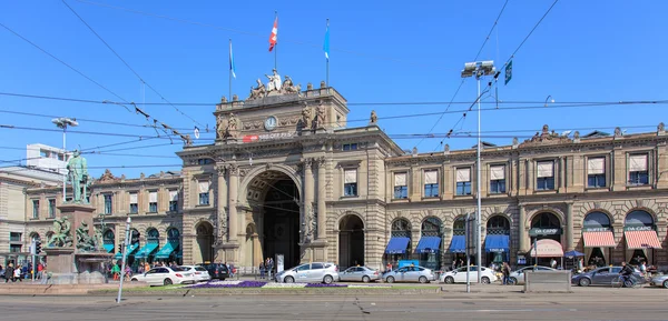 チューリッヒの主要鉄道駅建物のファサード — ストック写真