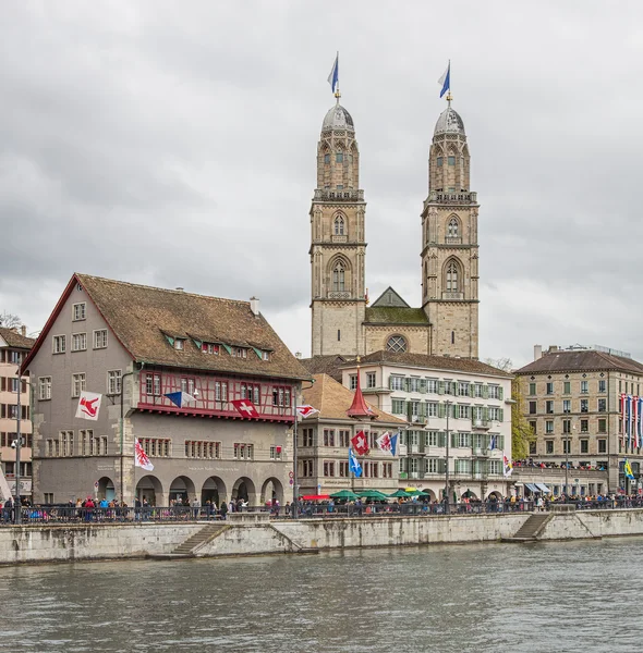 Limmat quay dan Grossmunster di Zurich selama musim semi anak-anak — Stok Foto