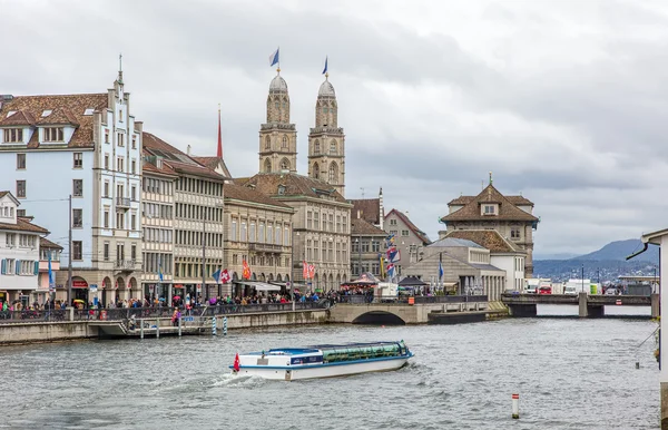 Limmat quay and Grossmunster in Zurich during children's spring — 图库照片