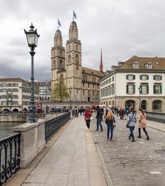 Munsterbruecke köprü ve Grossmunster bayrakları ile dekore edilmiş