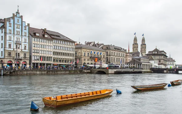 Molo Limmatquai a Zurigo durante la sfilata di Sechselauten — Foto Stock
