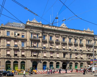 Yol çalışmaları Paradeplatz Meydanı Zurich, İsviçre