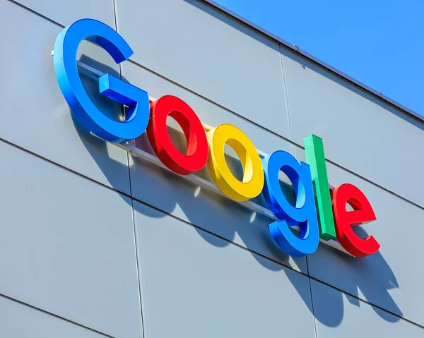 Tanda Google di dinding gedung kantor Google di Zurich , — Stok Foto