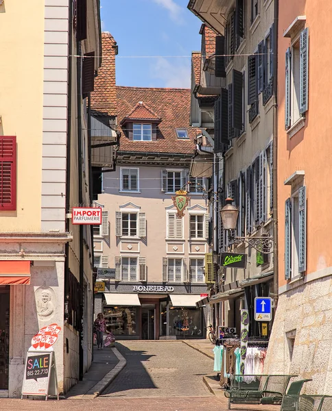 Winkels in het oude centrum van Solothurn, Zwitserland — Stockfoto