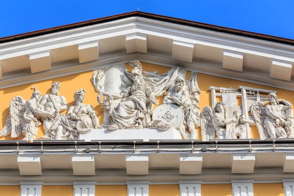 Sculptures above the entrance of the Admiralty in St. Petersburg — Stock fotografie