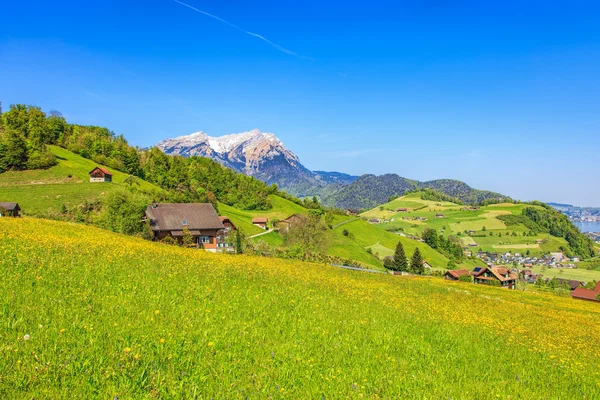Jarní pohled v Nidwalden ve Švýcarsku — Stock fotografie