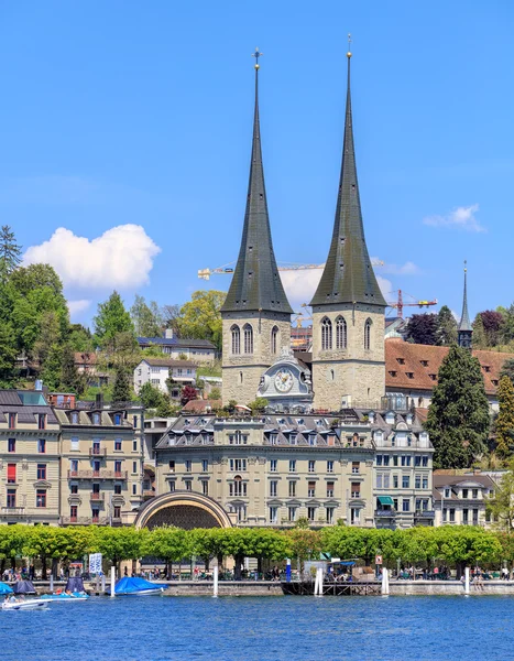 Torres da Igreja de São Leodegar em Lucerna — Fotografia de Stock