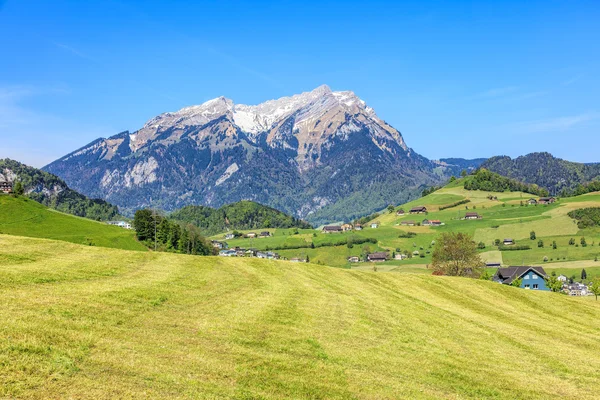 Vue printanière à Nidwalden avec Mt. Pilatus en arrière-plan — Photo