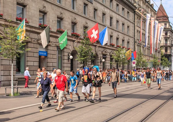 Ulicy Bahnhofstrasse w dniu parady uliczne Zurych — Zdjęcie stockowe