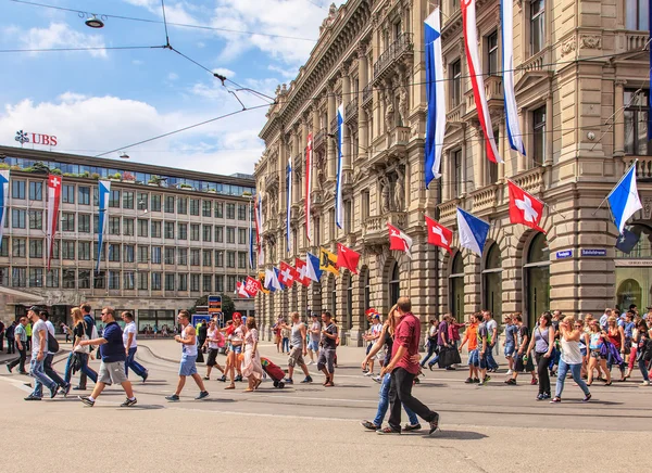 Placu Paradeplatz w Zurychu w dniu Street Parade — Zdjęcie stockowe