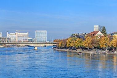Ren Nehri kıyısındaki Basel, İsviçre