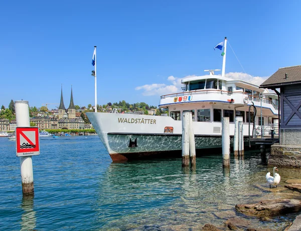 MS "Waldstatter" em um cais no Lago Lucerna — Fotografia de Stock