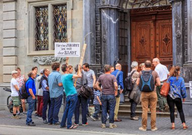 Afiş için Zürih Belediye Binası girişinde grubu