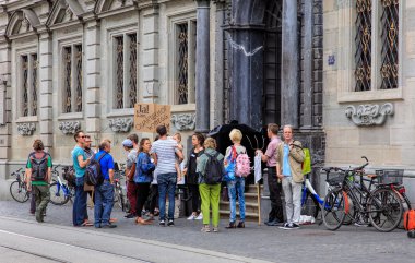 Afiş için Zürih Belediye Binası girişinde grubu