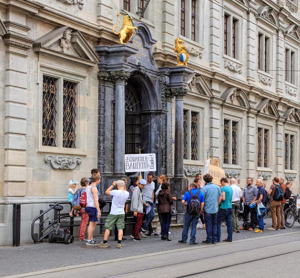 Afiş için Zürih Belediye Binası girişinde grubu