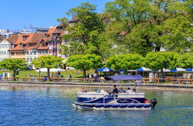 İlkbaharda göl Zug