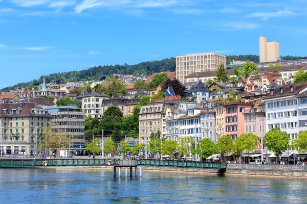 Muehlesteg voetgangersbrug en Limmatquai quay in Zurich, Zwitserland — Stockfoto