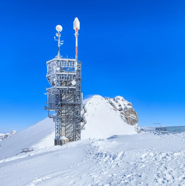 Telekommunikationen står hög på berget Titlis i Schweiz — Stockfoto