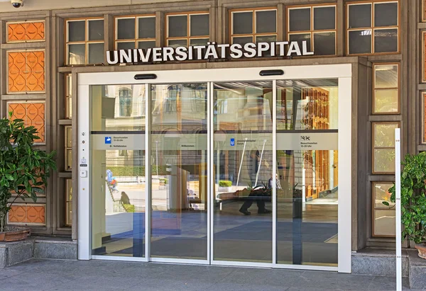 Вход в университетскую больницу Цюриха — стоковое фото
