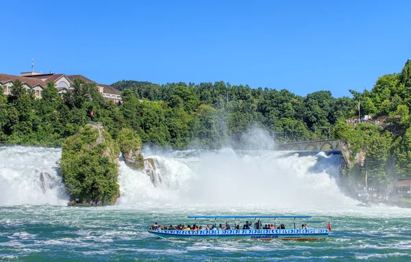 Лодка у Рейнского водопада — стоковое фото