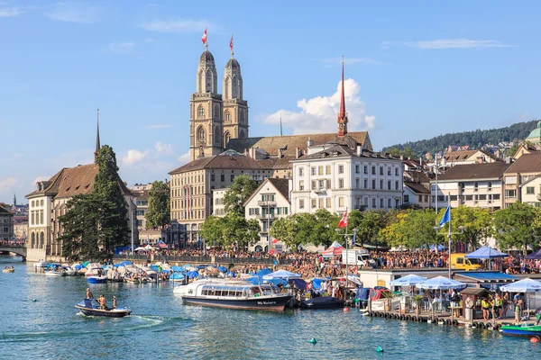 Limmat river and Limmatquai quay during the Street Parade in Zurich — Stock Photo, Image