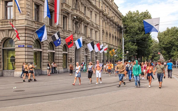 Krótko przed parady uliczne ulicy Bahnhofstrasse — Zdjęcie stockowe