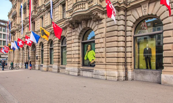 Fasada budynku Credit Suisse, ozdobiony flagami — Zdjęcie stockowe