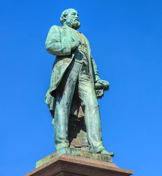 Alfred Escher anıt Zürih, Swit Bahnhofplatz meydanında