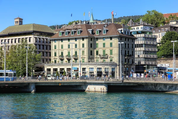 Ponte Bahnhofbruecke e piazza centrale a Zurigo — Foto Stock