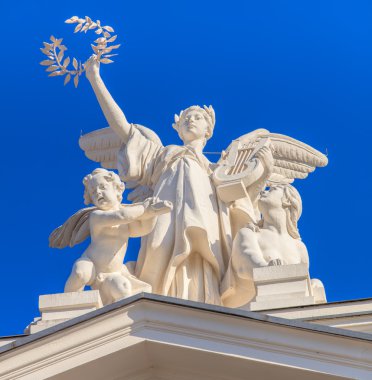 Zurih Opera Evi binanın tepesinde heykel