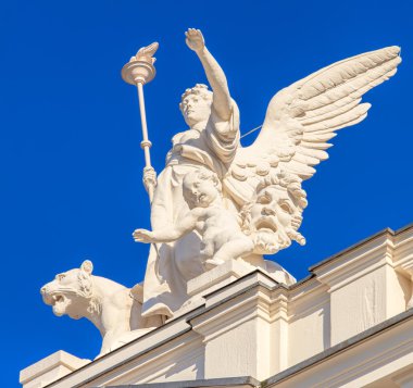 Zurih Opera Evi binanın tepesinde heykel