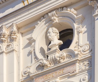 Zurih Opera Evi binanın cephesinde Goethe büstü