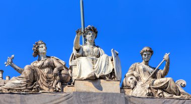 Heykeller üst kısmında Zürih ana tren Gar Binası