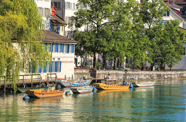 Łodzi na rzece Limmat w Zurych, Szwajcaria — Zdjęcie stockowe