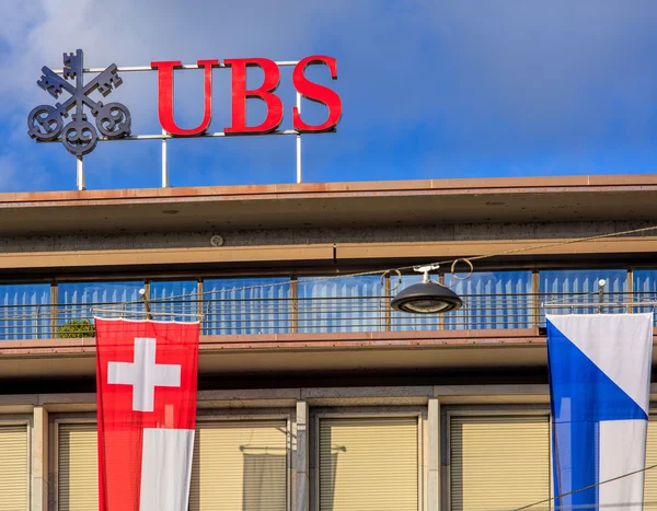 Parte superior do edifício da UBS na praça Paradeplatz em Zurique, Suíça — Fotografia de Stock