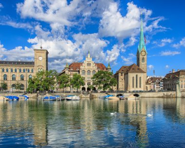 Zürih'in tarihi bölümünde Limmat Nehri boyunca binalar