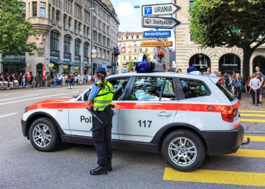 Zürih İsviçre Milli günü geçit töreni izlerken kadın polis