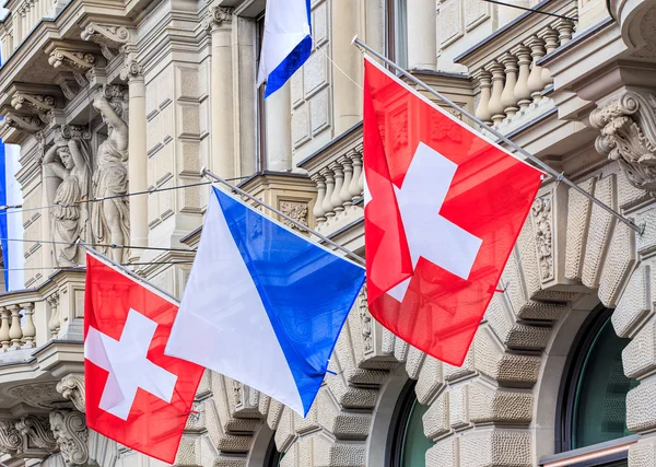 Bayrakları ile dekore edilmiş Credit Suisse binanın cephe