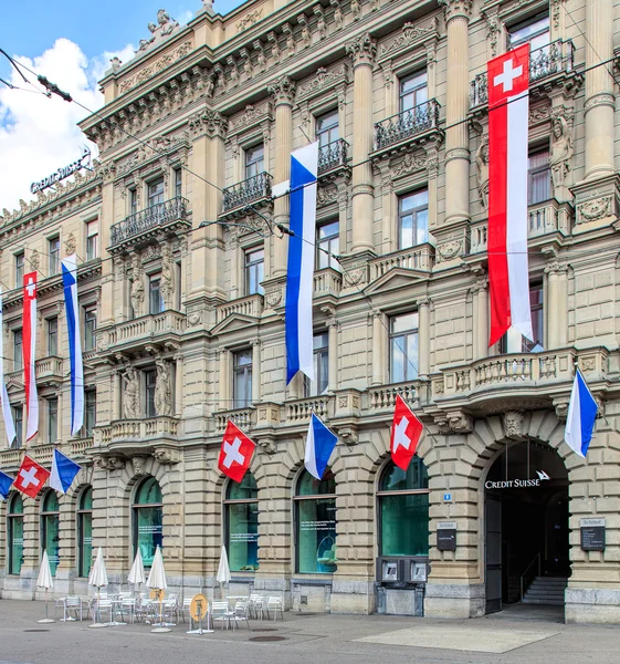 Fachada do edifício Credit Suisse, decorado com bandeiras — Fotografia de Stock