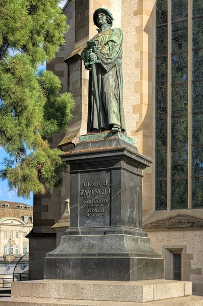 Άγαλμα του Ulrich Zwingli στην εκκλησία νερό για: Ζυρίχη — Φωτογραφία Αρχείου