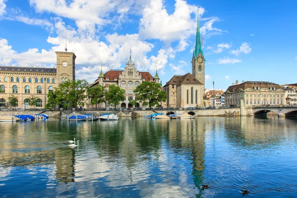 Edificios a lo largo del río Limmat en la parte histórica de Zurich —  Fotos de Stock