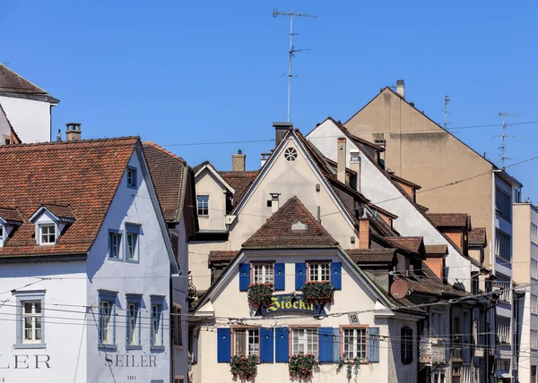 Edificios en el casco antiguo de Basilea, Suiza — Foto de Stock