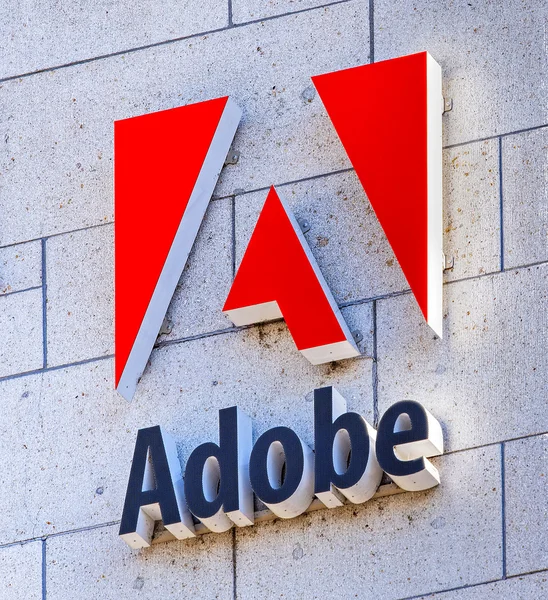 Bir ofis binasının duvarında Adobe işareti