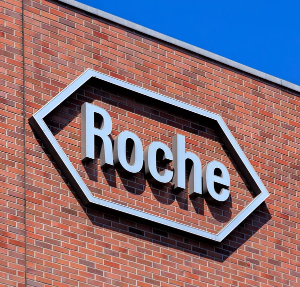 Cartel de Roche en la pared de un edificio de oficinas — Foto de Stock