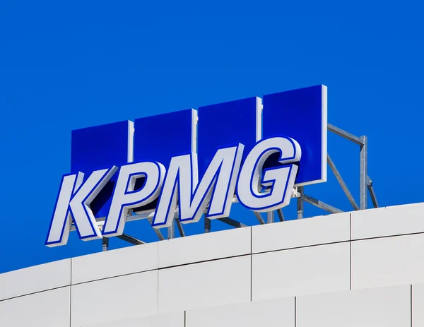 사무실 건물 상단에 Kpmg 사인 — 스톡 사진